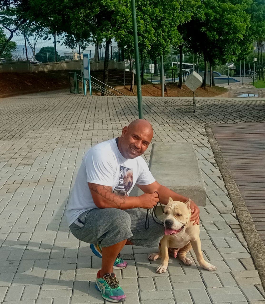 Alex Mattos sentado ao lado de um cão durante um atendimento